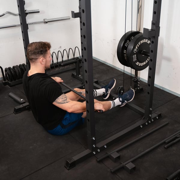 FitNord Power Rack 500 med øvre og nedre dragstasjon