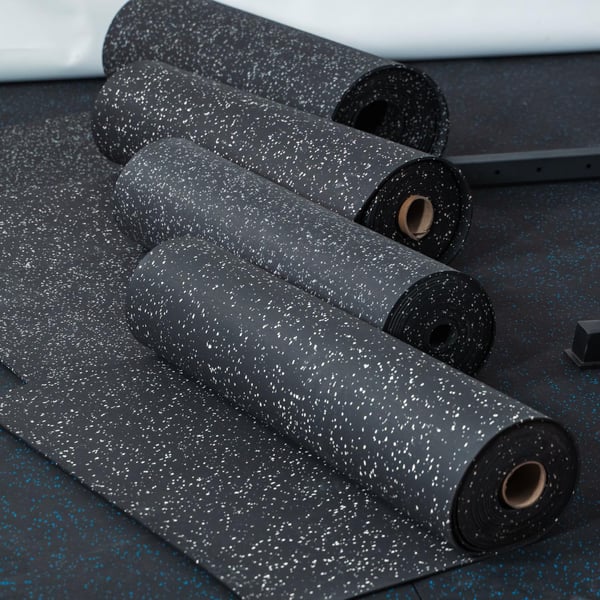 FitNord Gummimatte svart 8 mm (10 m rull) med hvite prikker